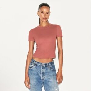 SKIMS Cotton Rib T-Shirt in Redwood Size M